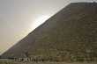 De piramide van Cheops (Khufu), ooit 146 meter, maar nu 137 meter hoog. 