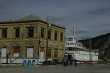 De S.S. Klondike naast het enige stenen gebouw in Dawson City 