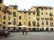 Piazza Anfiteatro, gebouwd op de fundamenten van een Romeins amphitheater 